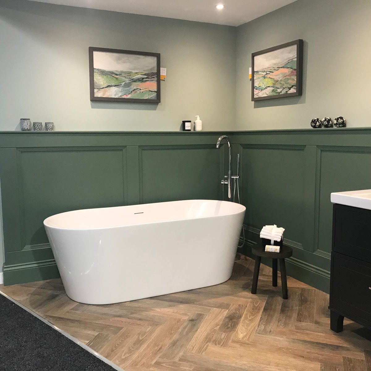 QuickFix_UK's tweet photo. Our showroom is one of the region's newest kitchen, bathroom, bedroom and homewares showroom.

We have a vast range of tiles, paints, lighting, flooring, soft furnishings, boilers, showers, baths, kitchen cabinets, bathroom fittings and more.

Find us in Malton Enterprise Park. https://t.co/XbuNMIGJZ6
