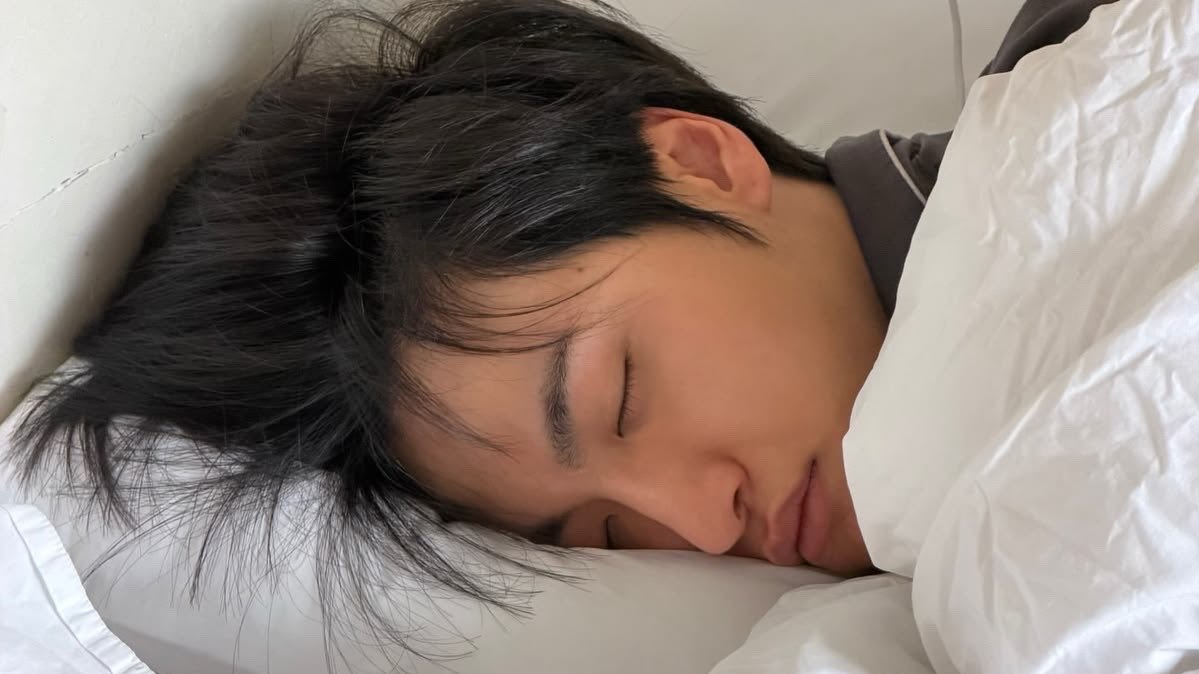 otherwoordly's tweet photo. hj and sh are roommates for three months now. yet they seemed to be on the opposite side of the spectrum. weirdly enough, their dynamic works well. not until sh falls into a depressive state when his bf broke up with him. 

this prompted for hj to take care of him instead. https://t.co/fMIilqDC5j