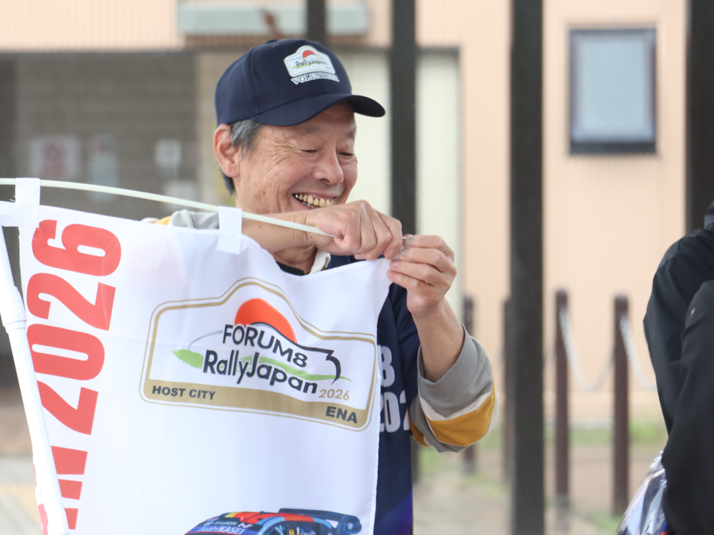 enacityofficial's tweet photo. ＼ラリージャパン開幕直前！　のぼり旗で歓迎ム
ード🏎️🚩✨／

5月28日（金曜日）から開催される「WRCフォーラムエ
イト・ラリージャパン2026」に向けて、ラリー応援隊が
のぼり旗を設置しました😊
同隊員らが76本ののぼり旗を設置し、駅前通りは一気にラリー一色となりました✨ https://t.co/hYG60GmZ85