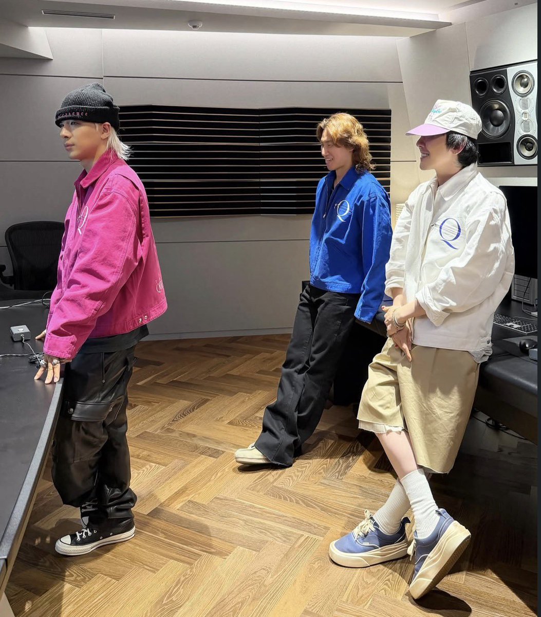 vipbbsun's tweet photo. บิ๊กแบงอยู่ใน Studio พร้อมหน้าพร้อมตากันแบบนี้ ไม่ได้นัดมาแค่ทำชาเล้นจ์เพลงเฮียเบ้อย่างเดียวแน่ๆ ..ปักวันคัมแบ็คได้เลยค่ะจียง https://t.co/JkHbQfNwvY
