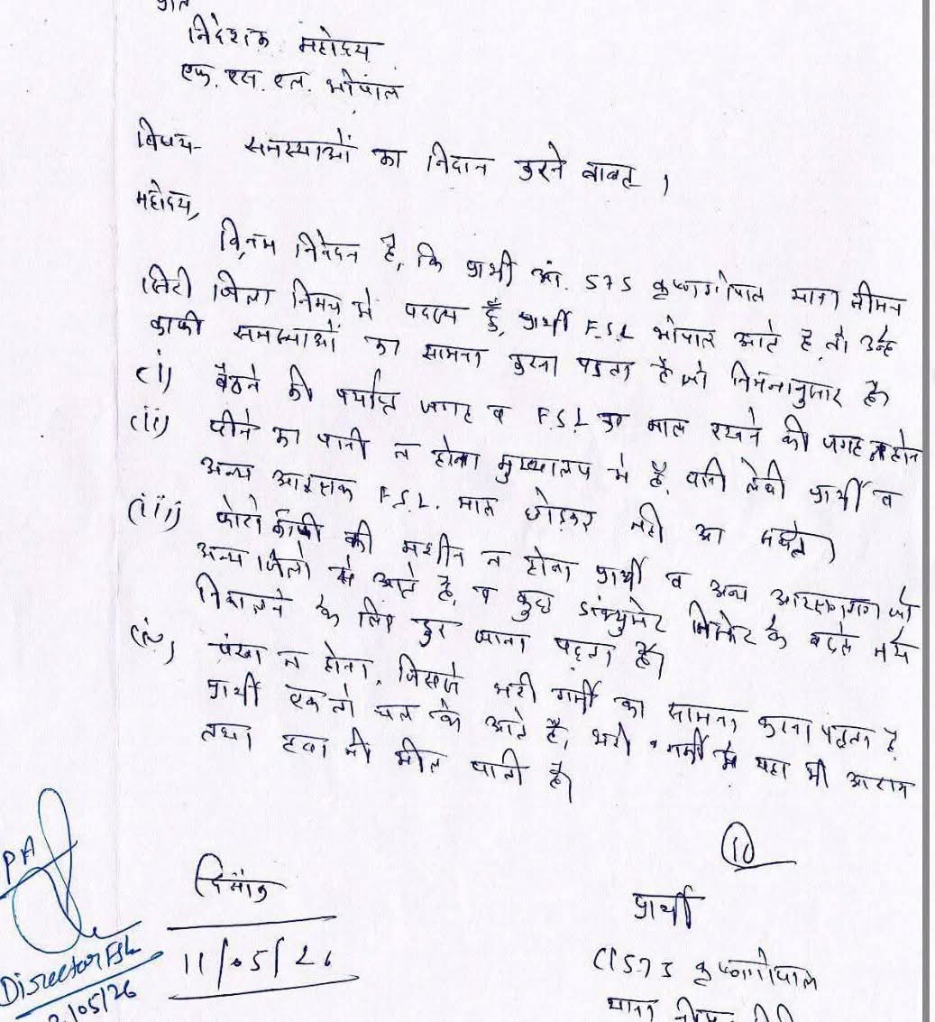 PressRuchi's tweet photo. अराजपत्रित पुलिसकर्मी है... साहब के ऑफिस में पानी और बैठने का भी अधिकार नहीं है..

मध्यप्रदेश के इस सरकारी आदेश को तुगलकी फरमान क्यों नहीं कहा जाए? वो भी तब, जब लोग चिड़ियों के लिए भी छत पर पानी रख रहे है.

जब खुद प्रधानमंत्री @narendramodi VIP कल्चर खत्म करने की वकालत कर रहे हों तो ये सुल्तानी सोच खत्म क्यों नहीं हो रही @DrMohanYadav51 जी?

और हां... एक दूसरे की चुगली से फुर्सत मिले तो अराजपत्रित संवर्ग ये भी सोचना कि कोई आपकी आवाज़ तब ही बन पायेगा जब आप खुद में एकमत होंगे... बाकी आपकी मर्जी..

@MPPoliceDeptt
@DGP_MP