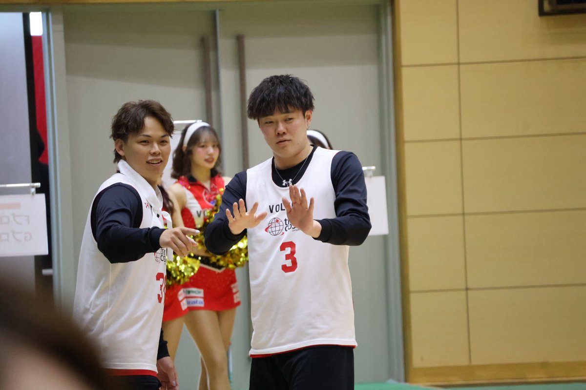 tama_vol's tweet photo. 2人で作戦会議中…🤫
海斗さんもしれっとお題のカードをカンニングしてま��た🤣
自由過ぎる運動会🧸 https://t.co/TZiU4ClzvL