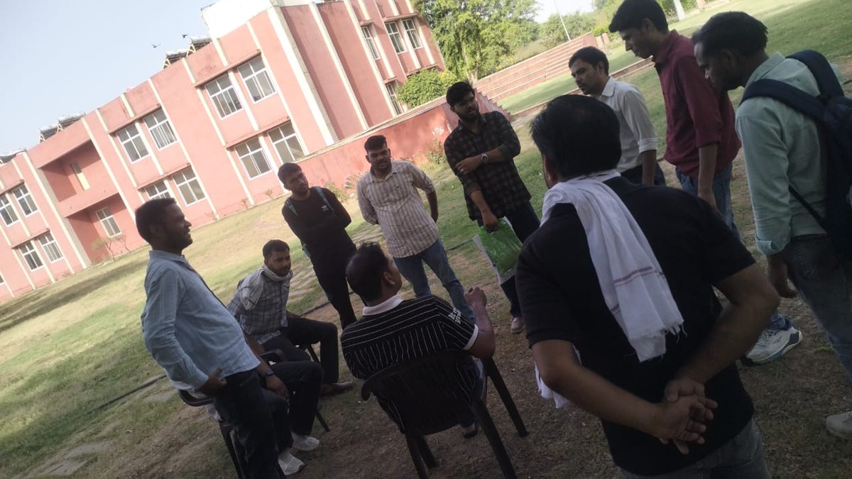 Jaswant89741017's tweet photo. कृषि पर्यवेक्षक भर्ती में पद बढ़ाने को लेकर आज ज्ञापन सौंपा गया लेकिन अफसोस ये है कि स्टूडेंट पद बढ़ाने को लेकर कोई उत्साह नहीं है घर बैठे कोई पद नहीं बढ़ेंगे अगर स्टूडेंट बल ज्यादा होता तो शायद 450 पद मिल जाते https://t.co/9H7xPqtMr7