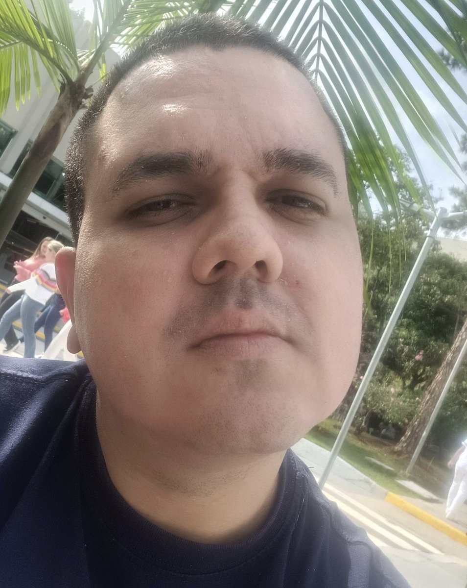 tem pão velho hoje não ! tweet media