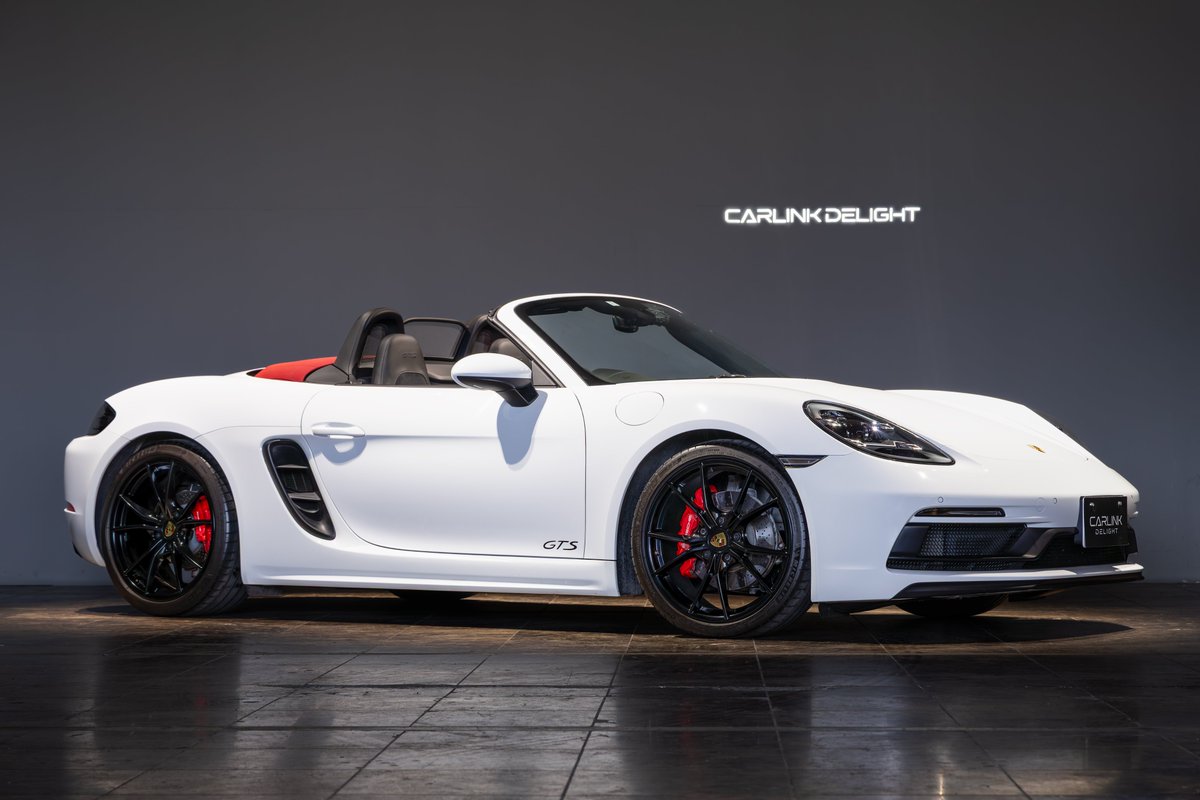 carlink_delight's tweet photo. 弾けるように駆けめぐれ！！

PORSCHE 718 Boxster GTS 　’18

2.5 Flat4 Turbo  6speed-MT

https://t.co/7PbydKfpa3

このクルマはある意味、玄人好みな一台

ミドシップレイアウト×フラット4ターボ×6MT

俊敏で刺激的、軽快　”走りの楽しさ”がここにある

日常からワインディング、どこでも気軽に体感できるポルシェエクスペリエンスを手にしてみませんか？

”718シリーズ” 

ブラシュアップされたスタイリッシュでモダンなデザインのボディには

弾けるようなフラット4ターボ×ミッドシップ

低重心で重量マスが車体の中心にあるという理想形の組み合わせは、他のスポーツカーにはない唯一無二なもの

その俊敏で確かなハンドリングが生むのは絶大なドライビングの楽しさ

それらが高いバランスで構成されたパッケージングが作り出す”心地よくも刺激的なドライビング”が

”4気筒を搭載している718シリーズ”の魅力なのだ

その中で一番パワフルで俊敏、刺激的でホットな要素が色濃く表現されたのが ”GTS”

より軽快にシャープな動きへとセットされたそのハンドリング 

4気筒モデル最大パワーを発揮し、刺激的でスリリングなフラット４ターボの加速感と荒々しいサウンド

フラット4ターボが生み出すその蹴り出すような加速感は、油断禁物！ これは危ない！とペダルを踏む右足を緩める

すると、アクセルオフに反応して、弾けるようなサウンドが放たれる その炸裂音のようなサウンドは、

”ドライバーの好奇心を煽るには充分過ぎるほど刺激的”

その波状攻撃は、6気筒モデルには無い確かな”熱さ”を感じることが出来るだろう

ドライバーは自ずとスポーツドライビングの世界へと誘われていくはずだ

そしてこの個体の一番の特徴、マニュアルトランスミッション！！

スポーツカーを「操る歓び」、エンジンのそのものの味を知りたいんだったら、MTしかないでしょう！

ショートストロークで、ゲートに吸い込まれるようにカチッ、カチッと決まる感触は精密機械そのもの

そしてしっかりとブレーキングをし、スパッとシフト操作をしシフトダウン、コーナリングへ入っていく 

ガッチリとしたシャシーの安定感に、グイグイ鼻先が入っていく軽快なフットワーク。

ビシッとステアリングが決まり、コーナーを思い通りに駆けていく これはもう快感でしかない！

そして、コーナーが終わり直線が見えた途端、先ほど緩めたはずの右足に再び力を込めてしまう・・・

 気づいた時には、時すでに遅し アナタはポルシェの沼へと落ちていく・・・・

乗るたびに、駆けるたびに好きになっていってしまうのだ

そう、この車は魔性のクルマ。 ”見るものを惹きつけ、操るものを虜にする”

4気筒だからと食わず嫌いをするのはもったいない

乗ればわかる。正直すごく面白いと！

確かに感じる実用域での”速さ”、スポーツカーらしいヤンチャさを感じるサウンド

4気筒ターボだからこその、独自の世界観　これは6気筒NAモデルでは体感できない

ドライビングエモーショナル的な人気で言えば後続のGTS 4.0、その陰に隠れてしまっている感はあるが

魅力の度合いで言えば負けていない。独自の個性をもっている

ポルシェのスポーツ哲学をもとに、ミッドシップスポーツカーの最適解として導き出された

”4気筒ターボ×6速MT”の GTS

これはある意味、玄人好みな一台だと言えるでしょう

ラウドで猛々しいフラット４のボクサーターボサウンド、風と共に自らの手で思い通りに操れるその快感

走り出せば、きっとあなたも虜になるはずだ