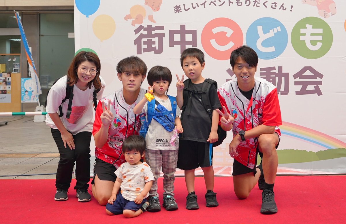 VERSPAH's tweet photo. ／
　ホームタウン活動🤝
＼

5月23日(土)大分市で行われた歩行者天国イベントにて、『街中こども運動会』に選手･スタッフが参加しました⚽️またヴェルスパブースではキックターゲットを実施しました🥅

【参加選手】
#藤本拓臣
#長江皓亮

🔗https://t.co/LrUGQML7rV

#ヴェルスパ大分 #地域連携 https://t.co/zk2AB5sIUe