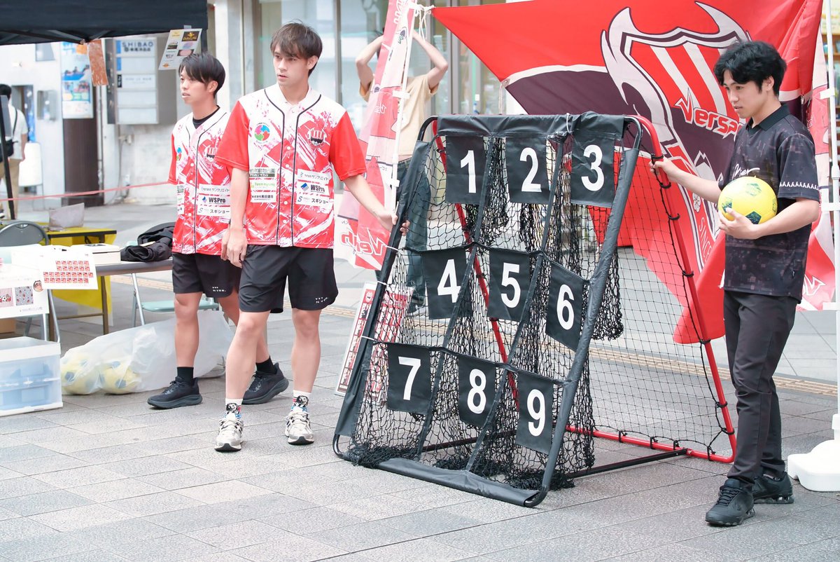 VERSPAH's tweet photo. ／
　ホームタウン活動🤝
＼

5月23日(土)大分市で行われた歩行者天国イベントにて、『街中こども運動会』に選手･スタッフが参加しました⚽️またヴェルスパブースではキックターゲットを実施しました🥅

【参加選手】
#藤本拓臣
#長江皓亮

🔗https://t.co/LrUGQML7rV

#ヴェルスパ大分 #地域連携 https://t.co/zk2AB5sIUe