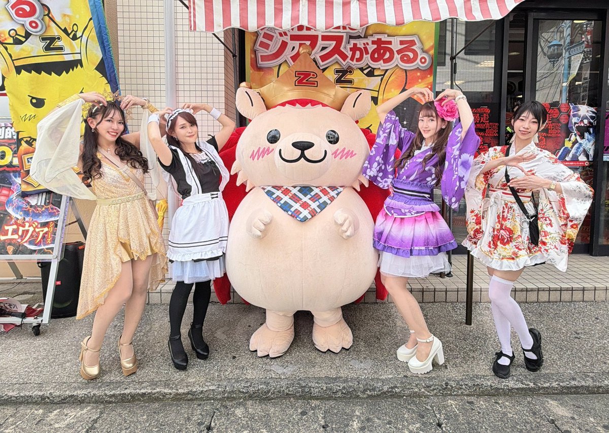 denko_shirome's tweet photo. 早番×遅番×アッチー集合ー！！
みんなで久保ちゃん考案のアッチーのポーズ(ᐢ.  ̫.ᐢ)🦔💕

と思ったら芍薬ちゃんだけジアスのポーズだった(笑)

今日もジアスは店頭も店内も盛り上がってまーす(＞∀＜)✨

@oshimai_choco 
ᴾᴿ🦔ジアス大船 https://t.co/gJc9PzJaSO