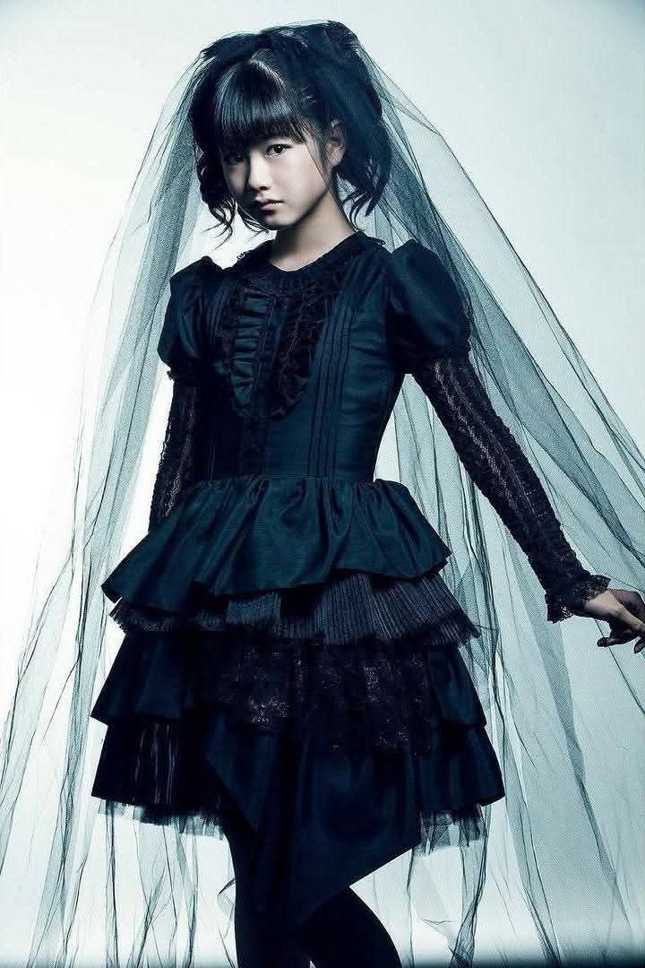 RealKrskv's tweet photo. Fallen Angel of Dance 💃

*AI INFO*
AI was used to alter the background, veil and to add the angel wings but to preserve Yui's original appearance. Original photo for reference. 

Have a sweet Yui'sday! 💖

#YuiMizuno #Yuimetal #Babymetal #DigitalArt #DigitalEditing https://t.co/nXwHp2XLjM