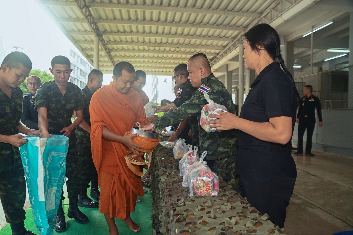 engineer_div's tweet photo. พลตรี จิระเดช ขจายแสง ผู้บัญชาการกองพลทหารช่าง  พร้อมด้วยคณะผู้บังคับบัญชา ได้นำกำลังพลและครอบครัวร่วมกิจกรรมทำบุญใส่บาตร ณ ชุมชนกองพันทหารช่างเครื่องมือพิเศษ กองพลทหารช่าง https://t.co/XQeM2TY0GQ