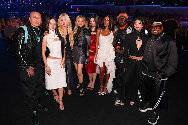 BEPground's tweet photo. With @katseyeworld #blackeyedpeas #AMAs https://t.co/Q73GR5zYPu