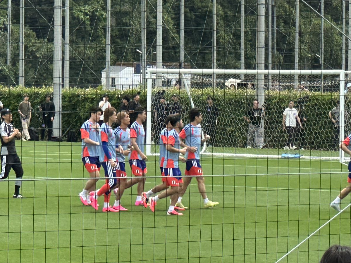 3rdRyu's tweet photo. 朝から近所を散歩してたら
やたらサッカーが上手い人たちがいて
思わず見入ってしまった
気づいたら1時間半くらい経ってましたw

みんな真剣に
そして楽しそうに練習してました
この人たち間違いなく
強いチームだと思います☆

#サッカー https://t.co/qIrqLxkRds