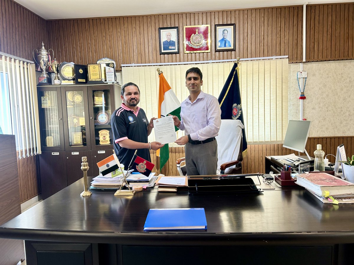 Oxyhunger's tweet photo. SP Pasighat, Shri Pankaj Lamba, IPS, briefs with Oxyhunger Foundation founder, Pappu Ram Choudhary (The Oxygen Man of India). Proud to share our 60k km #ShaktiSankalpSafar vision & present a symbolic sapling under our flagship #Mission100000Trees campaign. #ohf #MME2027 https://t.co/YQO6gneLhg