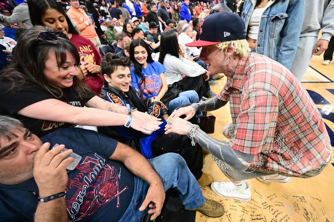 mgkmagic's tweet photo. mgk, Timothée Chalamet &amp; Kylie Jenner at the Cleveland Cavaliers vs. New York Knicks game on May 25
📸: kenblaze via IG
#mgk #machinegunkelly #colsonbaker machine gun kelly #lostamericanatour #timotheechalamet #kyliejenner https://t.co/cbvTVrQ2Hh
