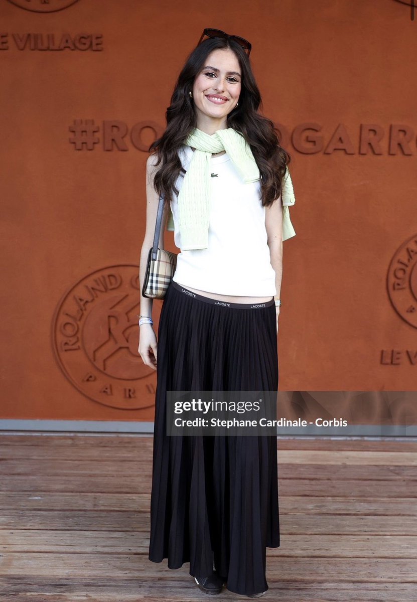 Emmaa_380's tweet photo. puis elle est vraiment trop jolie. 
Roland Garros x Jeanne c’est validé 🤎 https://t.co/YrNxyxSL9G
