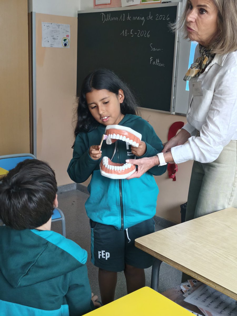 FEPSantRamon's tweet photo. Els nens i nenes de cicle inicial han rebut una visita d'una doctora d'una clinica dental del barri per tractar sobre la higiene bucodental i la importància de rentar-se i cuidar-se les dents https://t.co/C0O7lSYUGV
