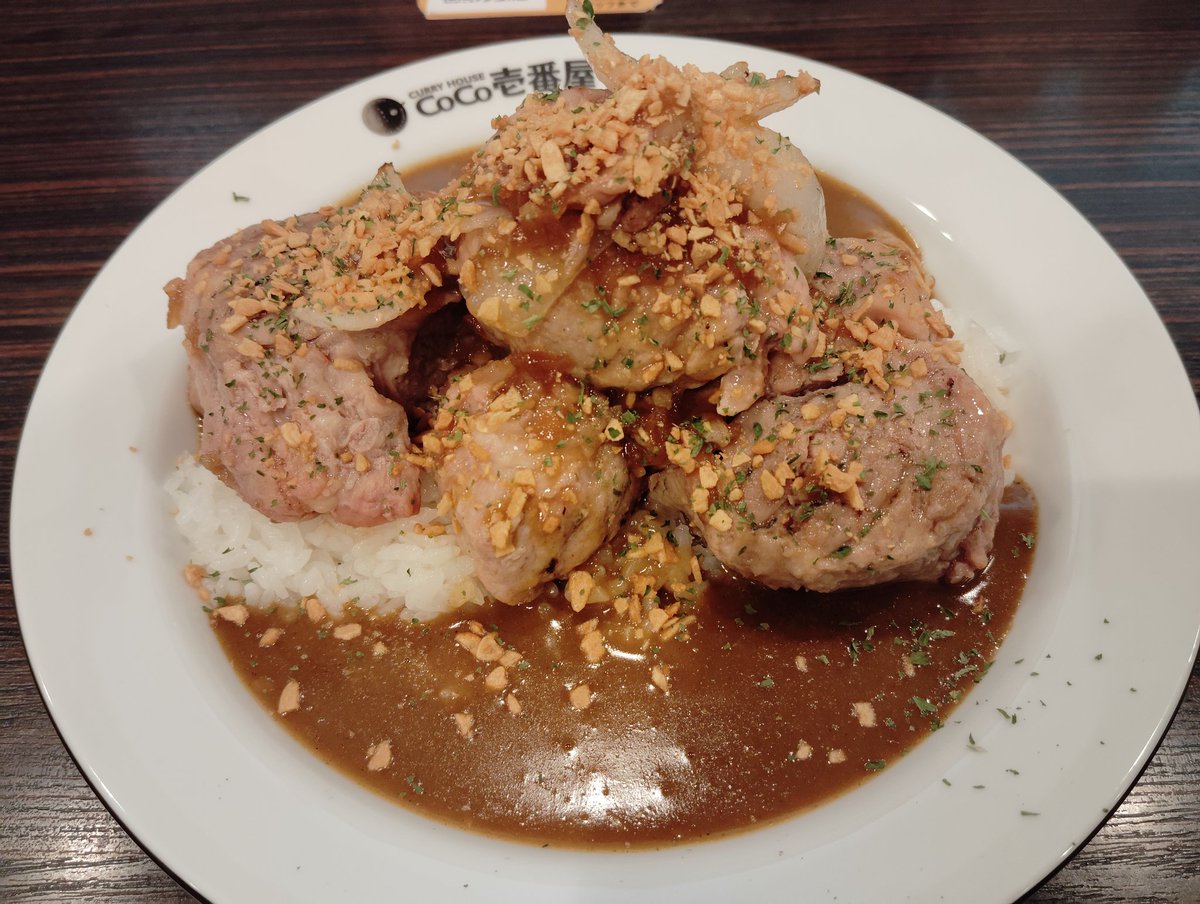 6_5_hunter's tweet photo. ココイチのホロ肉ドカンと豪快カレーレベル4！
1回挑戦してみたかった！
スプーンで崩せる柔らかい牛肉をお腹いっぱいになるまで堪能できる！
昨日筋トレしたしこのぐらい食べてもいいよね…？ https://t.co/LM8k1FeMXR