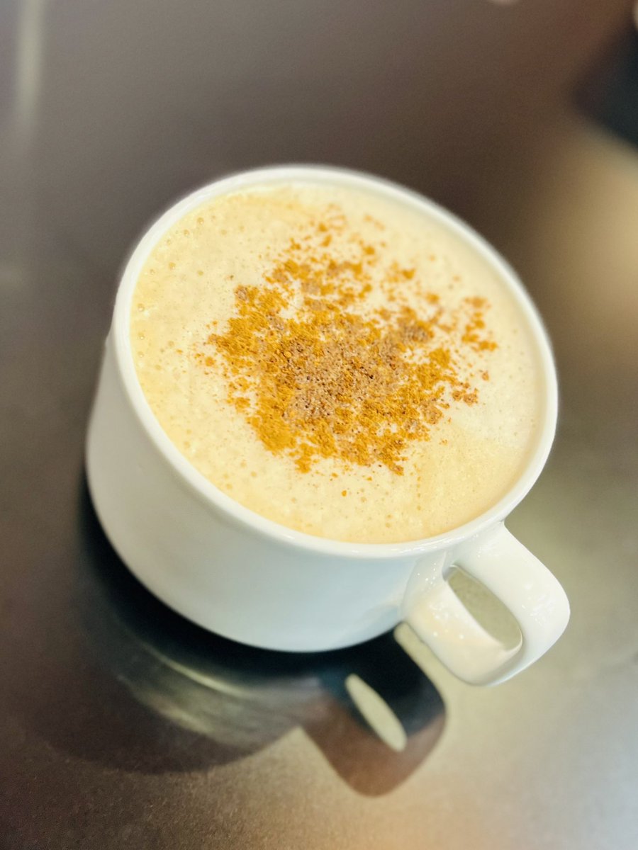 KODAIRA_DAISUKI's tweet photo. 【至福のひととき☕️】

#小平駅前ショッピングセンター の2階
#poem さんにて一件打ち合わせ中に
私の大好きな「ブラジルフレンチ」を一杯☕️

続いて1階に移動して、
#minyancafe さんにて「泡チャイ」を一杯🫖
またまもなく販売開始の「揚げバナナ」のアイス添え🍨うまー😆

今日もご馳走さまでした🥰 https://t.co/iFg3zLWY8z