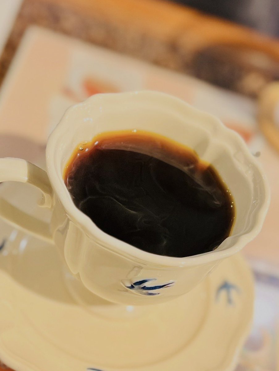 KODAIRA_DAISUKI's tweet photo. 【至福のひととき☕️】

#小平駅前ショッピングセンター の2階
#poem さんにて一件打ち合わせ中に
私の大好きな「ブラジルフレンチ」を一杯☕️

続いて1階に移動して、
#minyancafe さんにて「泡チャイ」を一杯🫖
またまもなく販売開始の「揚げバナナ」のアイス添え🍨うまー😆

今日もご馳走さまでした🥰 https://t.co/iFg3zLWY8z