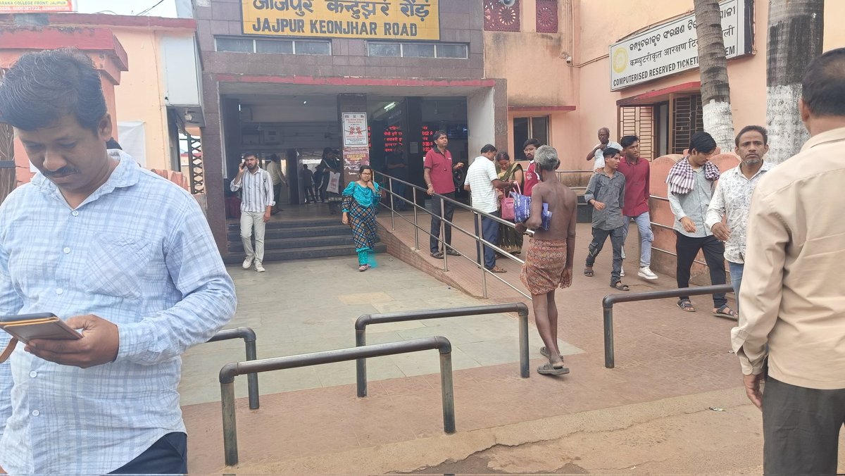 common_people01's tweet photo. For whom's benifit the drop location get locked since several months in JJKR Station?
How could PWD wheelchair gets into the station?

If it would locked then why it was constructed??

@EastCoastRail @RailMinIndia  @AshwiniVaishnaw @PMOIndia https://t.co/48Hz05W4ih