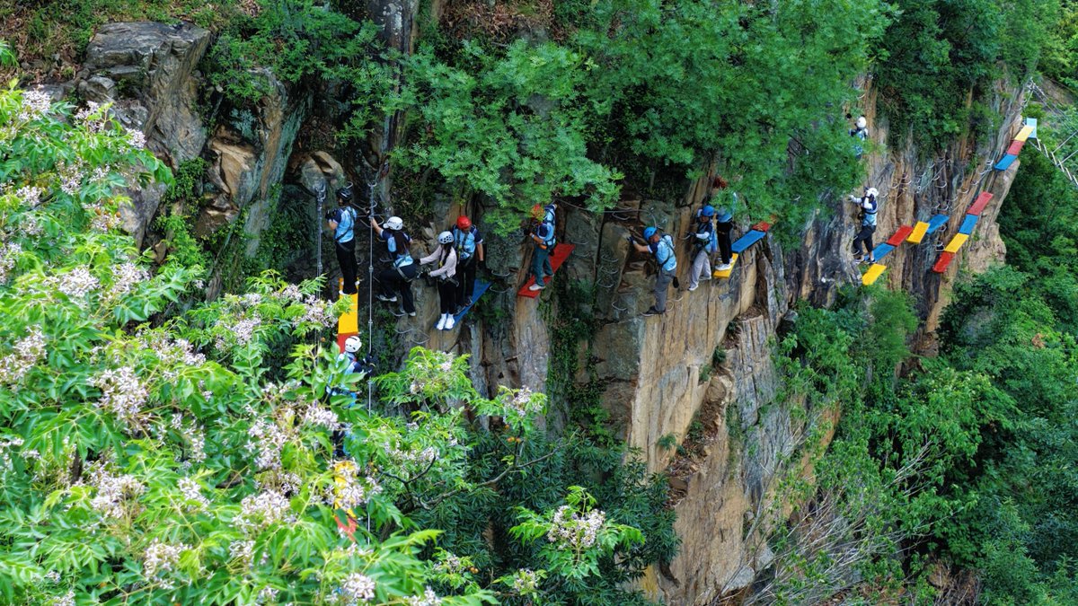 MonkeyKinglyg's tweet photo. The 2026 Yuwan Rock Climbing Challenge wrapped up in #Lianyungang on May 24! 
Over 630 climbing enthusiasts gathered to compete. Featuring both professional competitive climbing and family-friendly experience sessions, the event perfectly ignited a passion for national fitness. https://t.co/onmW0GQqvG