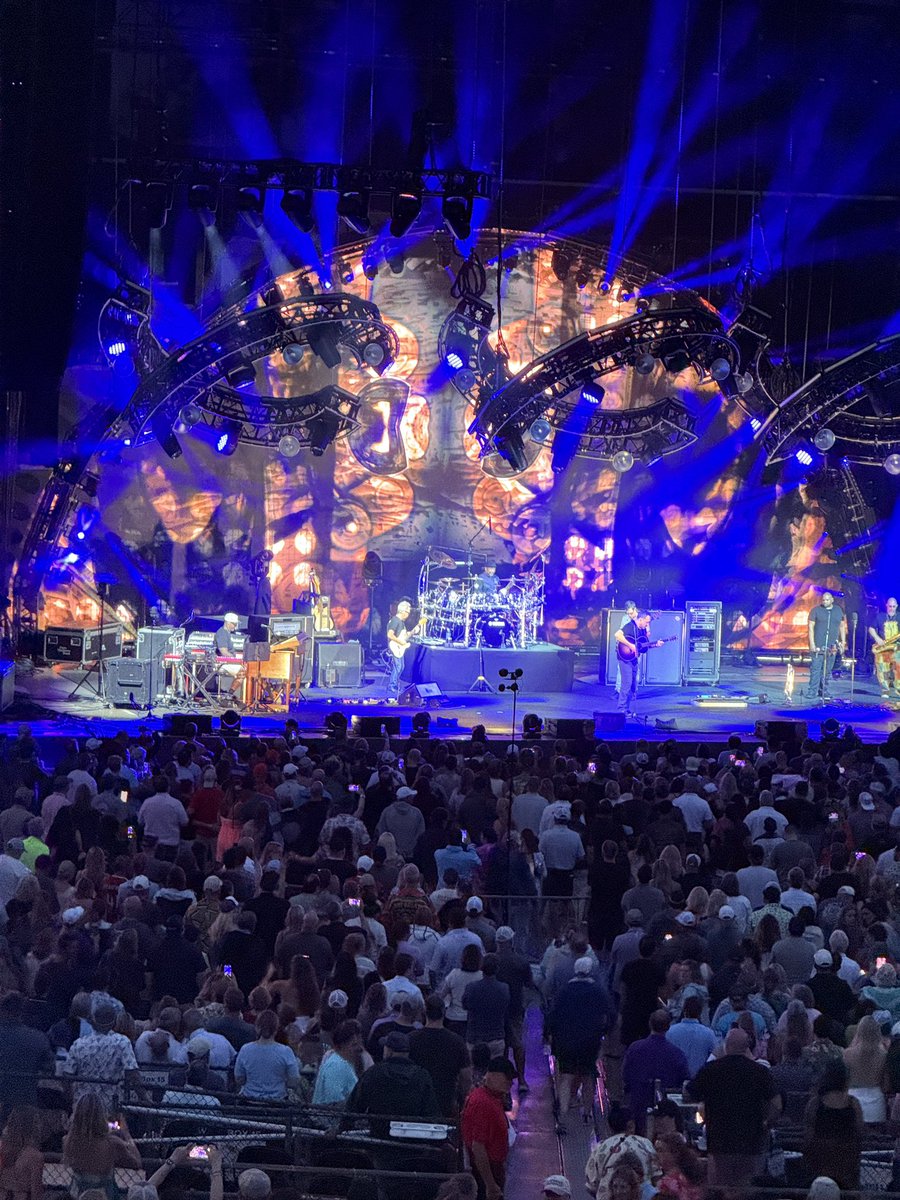 seminoleXJ's tweet photo. Loved seeing @davematthewsbnd at our local venue tonight! Great starting with 41!
Notes to tech:
1. Holy fx batman! Knew the slider wasn’t stuck on when he played his first encore
2. Did we forget to unload the subs? 
3. Stellar light rig! https://t.co/YvPWa50Rnl