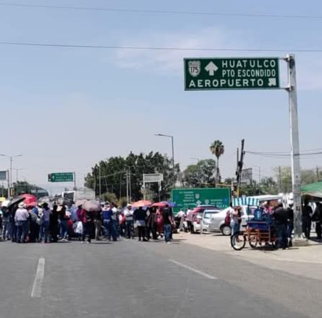 ContraProMx's tweet photo. 🔴🚨📢📢 #Trasciende que mañana el #magisterio de #Oaxaca realizará protestas en:
🔴 El #aeropuerto Benito Juárez, ubicado en Santa Cruz #Xoxocotlán
🔴 En la estación de almacenamiento de #PEMEX, ubicada en Santa María El #Tule
En ese sentido, es posible la afectación a las carreteras federal 190, y a la 175.
Tome sus precauciones.
#cnte #snte @SEGOB_mx