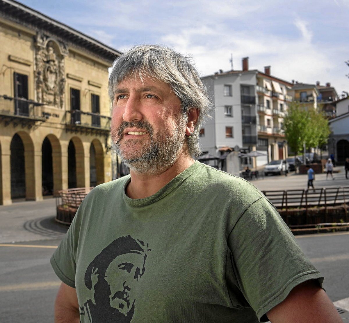 naiz_info's tweet photo. [ELKARRIZKETA]

Jon Garmendia ‘Txuria’, idazlea: «Erbestea hiltzeko modu bat da, eta, ahanztura, beste bat»
https://t.co/gIa8kkYaiU

✍️ Ariane Kamio https://t.co/M4E1vDKgIX