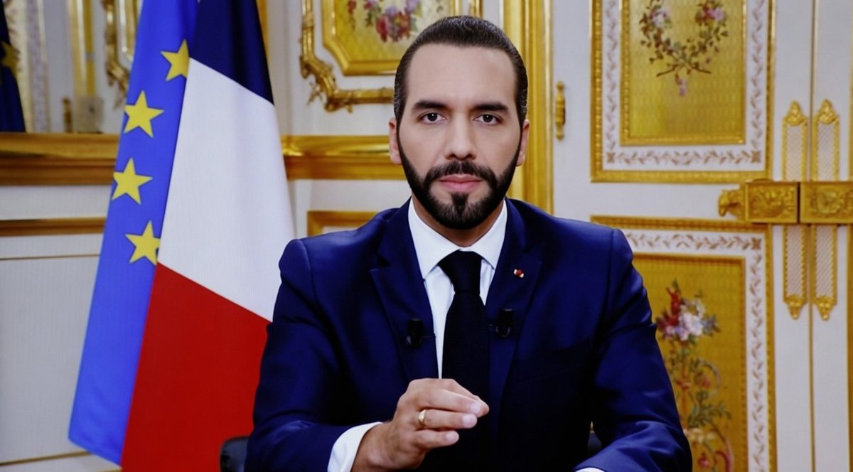 KimJongUnique's tweet photo. Mai 2027 : NAYIB BUKELE PREND LE CONTRÔLE DE LA FRANCE 🇫🇷🇸🇻 (fiction)

​Le 16 mai 2027, le nouveau Président de la République avance sur le perron de l’Élysée. Pas de costard traditionnel, mais sa célèbre casquette blanche et une veste en cuir noir. Devant lui, les caméras du monde entier. Il sort son smartphone, prend un selfie avec la garde républicaine, le publie sur X : « La reconstruction commence maintenant. Dieu bénisse la France. »

​J+1 : Le Plan de Contrôle Territorial (PCT) version XXL

​Fini le temps des commissions parlementaires, des "plans banlieues" à coups de milliards volatilisés et des zones de non-droit. Bukele applique la méthode de tolérance zéro absolue qui a transformé le Salvador, pays le plus dangereux du monde, en havre de paix.

​L'État d'Urgence National : voté par une Assemblée acquise à sa cause dès la première heure. L'armée française est déployée aux côtés de la police sur chaque point de deal recensé sur le territoire.

​Le Grand Nettoyage : en 48 heures, les blindés légers de la gendarmerie bloquent les accès des cités de Marseille, Sevran, Roubaix et Grenoble. Les drones de surveillance thermique quadrillent le ciel. Plus personne ne sort sans un contrôle biométrique approfondi. Les appartements nourriciers sont perquisitionnés sans mandat lourd. Fini le business, place à la panique chez les trafiquants.

​J+15 : Destitution des "Juges Rouges" et Tolérance Zéro

​Pour Bukele, le principal obstacle à la sécurité d'une nation n'est pas le criminel, mais le magistrat idéologue qui lui trouve des excuses.

​Le grand ménage judiciaire : par décret présidentiel d'urgence, le Syndicat de la Magistrature est dissous et les juges complaisants ou politisés sont destitués de leurs fonctions. Ils sont remplacés par des magistrats anonymes dits « juges sans visage » pour éviter les pressions et les menaces des cartels de la drogue.

​La complicité politique punie : les politiciens d’extrême gauche qui tentent de bloquer les opérations ou de justifier les émeutes sont immédiatement poursuivis pour « complicité et apologie du terrorisme de gang ». Plusieurs figures de l'opposition radicale se retrouvent menottées en direct à la télévision, transférées vers des centres de détention provisoire.

​"Quiconque protège, finance ou défend les monstres qui empoisonnent notre jeunesse est lui-même un monstre. En France, la récréation est terminée", poste @nayibbukele

​J+45 : L'enfer vert du CECOT en Guyane

​La pièce maîtresse du système Bukele voit le jour au cœur de la forêt amazonienne.

​Le transfert du siècle : des dizaines de vols militaires stratégiques acheminent les hauts gradés du trafic de drogue, les chefs de gangs de banlieue et les criminels endurcis vers la Guyane française.

​Les images choc : comme au Salvador, le monde entier découvre des images saisissantes. Des milliers de détenus, crânes rasés, en caleçon blanc, assis les uns derrière les autres, mains sur la tête, sous la garde de soldats lourdement armés. L'impunité à la française s'éteint dans l'humidité de la jungle.

​J+100 : La France, pays le plus sûr d'Europe

​Le changement est si radical que le taux de criminalité s'effondre : le nombre d'homicides, d'agressions et de vols à main armée chute de 92% sur l'ensemble du territoire. Les commerçants des quartiers autrefois dits "sensibles" rouvrent leurs portes sans crainte de racket. Les mères de famille laissent leurs enfants jouer dehors le soir.

​Le retour de l'autorité : l'uniforme est obligatoire dans toutes les écoles, le drapeau tricolore est levé chaque matin, et le respect des forces de l'ordre est non négociable sous peine de travaux d'intérêt général immédiats.

​Le Bilan : un pays souverain et nettoyé

​Les ONG internationales hurlent au recul des libertés ? Bukele leur répond sur son fil X par des graphiques montrant le retour massif du tourisme à Paris et la réouverture des commerces de proximité. La France n'est plus la proie des bandes organisées, elle est redevenue sûre.