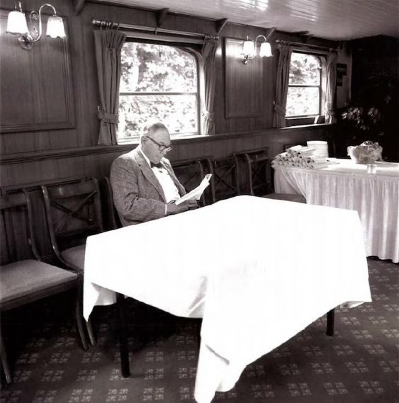 TheFinancialEco's tweet photo. Charlie Munger read Barron’s every week for over 50 years from the 1950s to 2002.  

That’s roughly:
• 2,500+ issues  
• 25,000+ stock ideas  

He ignored almost all of them.  

Then in 2002, he acted on just ONE idea: Tenneco.  
He invested $10 million, which became nearly $80 million in 3 years.  

Later, he handed that capital to Li Lu to manage.  
That $10 million eventually turned into nearly $500 million.  

A 50x outcome without owning Amazon, Google, or any major tech stock.  

Patience and concentration can be insanely powerful.

#nifty #stocks