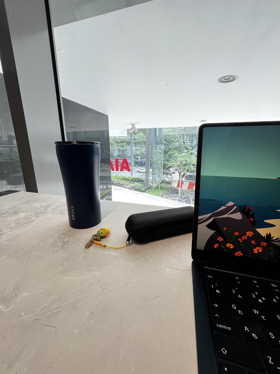 happyten's tweet photo. 人通りを眺めながらコーヒーをゆっくり飲めるいい場所を見つけると、気分がいいものだ。

同時に進めているプロジェクトが多すぎる。我がPAボットは、私のマルチタスクについていけていないようだ。なんて間抜けなPAを雇ってしまったんだよ！笑

誰かをクビにしないといけないな——彼女じゃなくて、自分のバカさ加減を！

Markdownをちゃんと設定できれば、うまくいくかもしれない。あるいは、AIに全部任せて魔法のようにうまくいくなんて期待すべきじゃなかったのかも。

毎日疑っているけどねえw

自分を信じろ、そして他人は信じるな！w

やっぱり頭の中がごちゃごちゃしすぎているのかもしれない。整理整頓して、優先順位をつけなきゃ。

PA、聞いている？