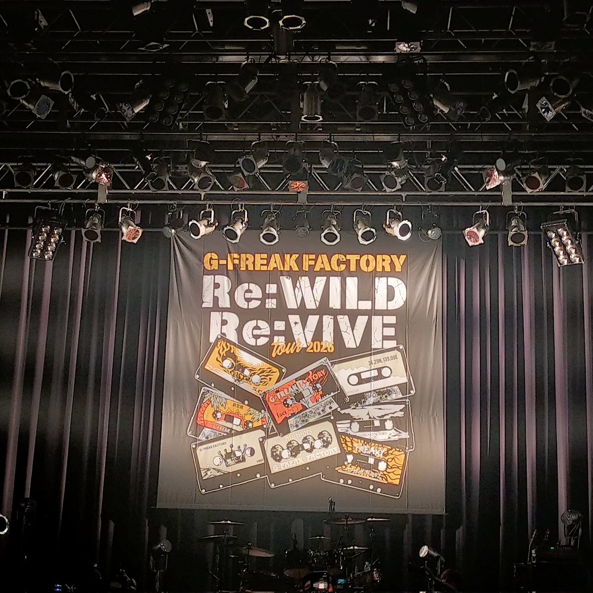 dragonpistol's tweet photo. FLAREFIREツアーファイナル後からライブに2年以上参加できなかったこととか、コロナ対応に右往左往したこととか、なんか全部笑いに変えられた🤣
旧譜ツアー、ホントに最高のアイデア！
30周年40周年に向けて、まだまだお互いしぶとく生きていきましょ👍 https://t.co/qF8p63vVsh