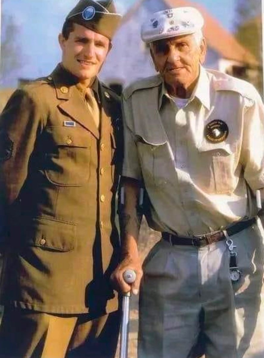 Jason_R_Burt's tweet photo. The great Bill Guarnere and the man who portrayed him brilliantly in Band of Brothers, 
@frankjhughes
. 🪂 https://t.co/BOco6pOnwt