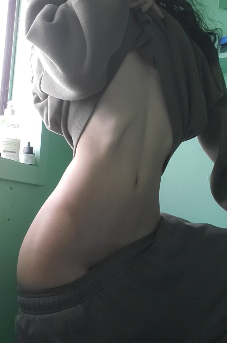 salyuwo's tweet photo. tummy https://t.co/kQWmhKM52Z