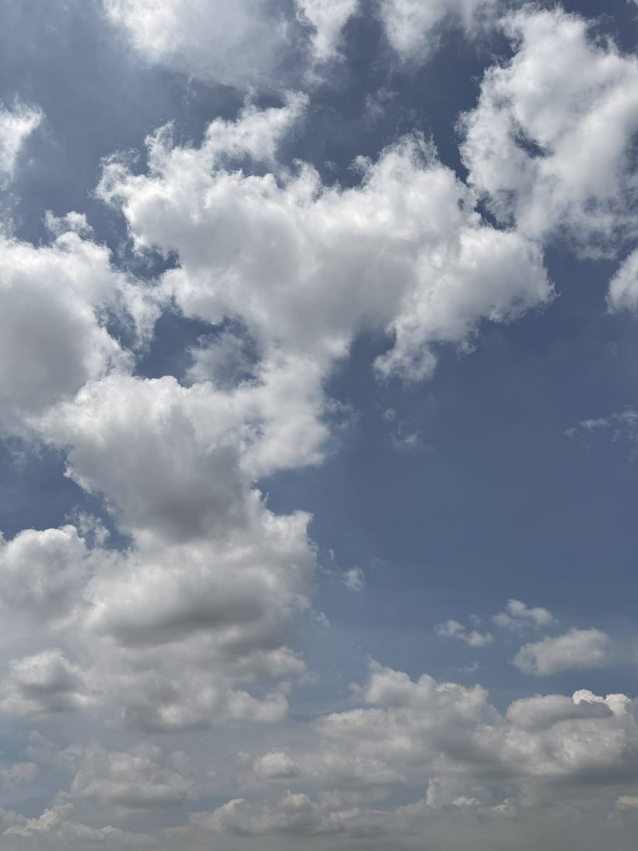 Rosalyzer's tweet photo. ท้องฟ้าเมฆเยอะ เทอว่าวันนี้ฝนจะตกไหม?
#ท้องฟ้า #sky #coulds https://t.co/Ybtk1I3n4p