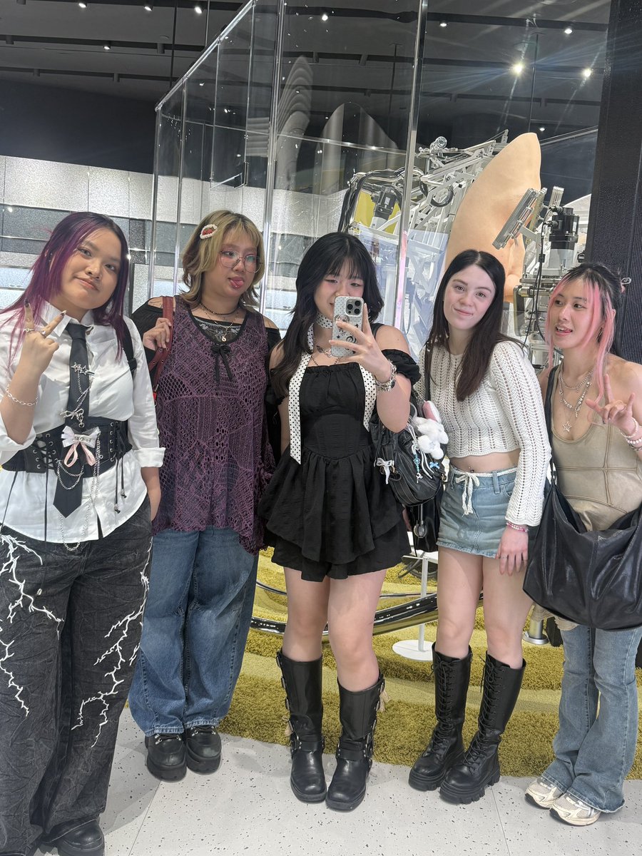 yennie ᥫ᭡ tweet media