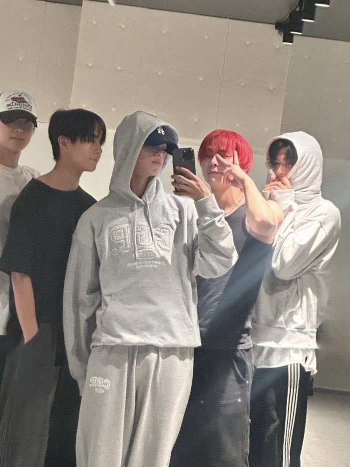 yennie ᥫ᭡ tweet media