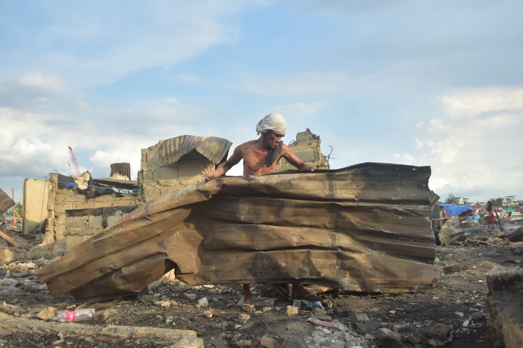 bulatlat's tweet photo. LOOK: Urban poor group Kadamay visits the communities razed by the fire in Parola, Tondo that destroys more than 1,200 homes and displaces more than 7,000 residents. 📸 Kadamay https://t.co/sV9kqgNJcv