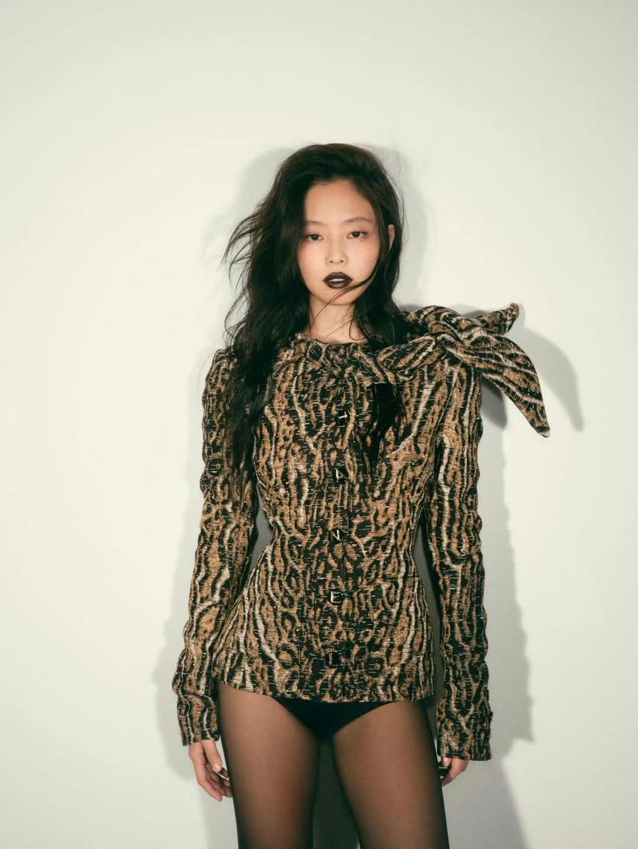 RuDan73254's tweet photo. Can't wait to see Jennie queen
🧘‍♀️🥰
JENNIE CHANEL IN SEOUL
#CHANELMetiersDArt
#JENNIE #CHANEL https://t.co/x6UOIY1B8c