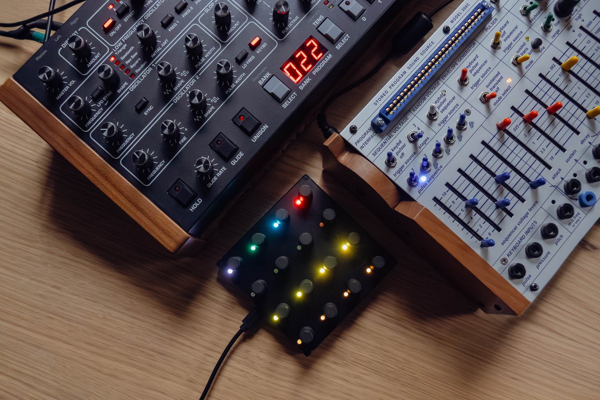 intechstudio_jp's tweet photo. 制作環境は、機能だけじゃなく
“気分が上がるか”も大切

Gridモジュールは
LEDカラーも自由にカスタマイズ可能💡

視覚的にも気分が上がる、自分だけの制作環境を。 
#DTM #デスク環境 #作業環境 https://t.co/KZ8wb6BY8Q