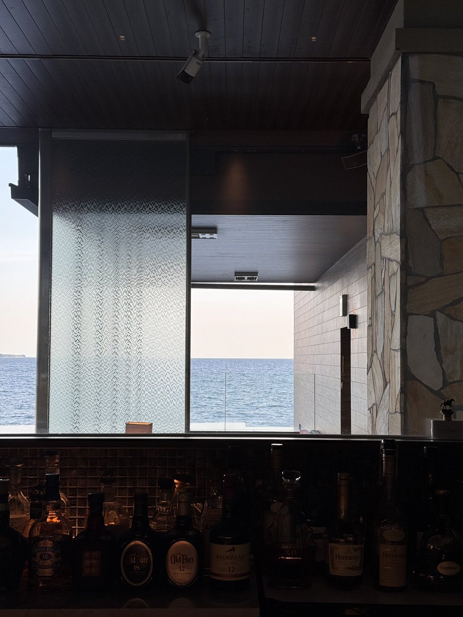 AMANERESORT's tweet photo. 夕暮れ時のバーはとてもドラマチック
18:00からバーヴォヤージュはオープンです
#バー #お酒 #葉巻 #cigars #アマネリゾート https://t.co/nRp7dudVgB