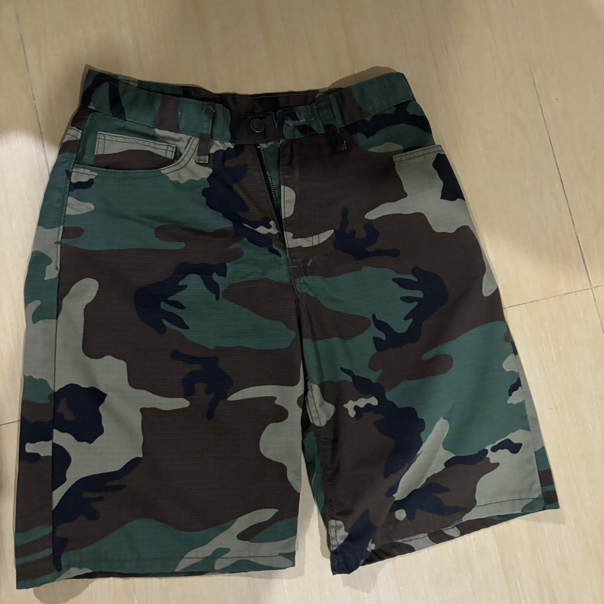 H007RTH's tweet photo. ส่งต่อเสื้อผ้าเค้าค่า ส่งของพรุ่งนี้ ⭐️

ส่งต่อ  uxryclub camo shorts
Size :  28 สะโพก 38-39 ยาว 23 
📮 400 ฿ รวมส่ง  

#ส่งต่อเสื้อผ้า #ส่งต่อเสื้อผ้ามือสอง #โล๊ะตู้เสื้อผ้า #เสื้อผ้าy2k #เสื้อผ้ามือ2 #ส่งต่อกระเป๋า #ส่งต่อduex #ส่งต่อstylistshop #ส่งต่อvgh https://t.co/cU4EWnhQzF