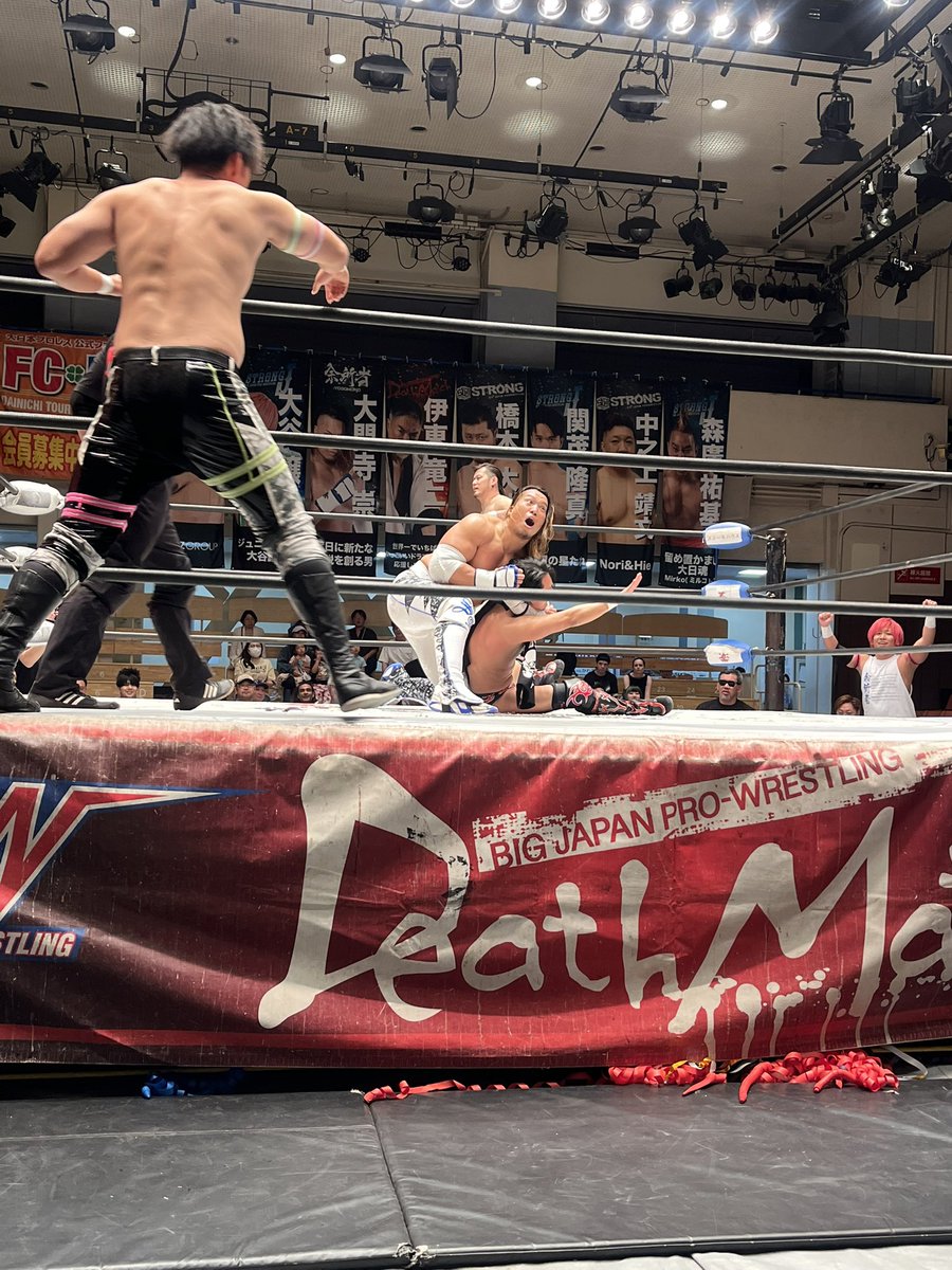 polestarnancy's tweet photo. 大日本プロレス後楽園2026.5.25

第4試合　大日本プロレスvs"余所者"
【大日本プロレス】吉田和正・吉野達彦・×浅倉幸史郎VS【余所者】橋本大地・◯大門寺崇・大谷譲二
復帰後初見の浅倉くんがとても赤かった🟥
最後の誤爆で仲間割れしたの？
私は吉田くんと浅倉くんの連携好きだったけどなぁ

#bjw https://t.co/afguxB9T3N