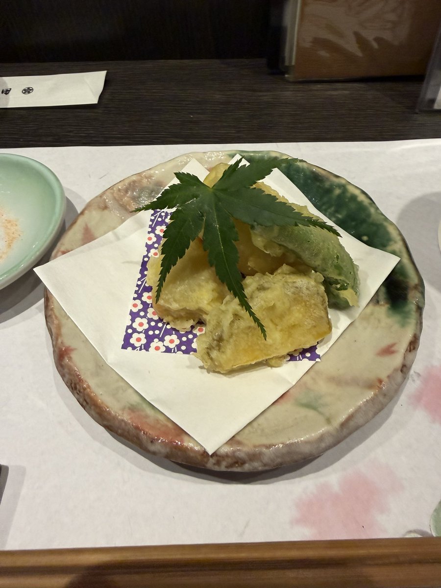 dogearist's tweet photo. ミナミで昭和な空気感残った居酒屋見つけた。包丁仕事がきれい😆 https://t.co/nF5RuXNfa9