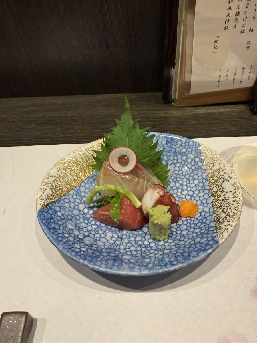 dogearist's tweet photo. ミナミで昭和な空気感残った居酒屋見つけた。包丁仕事がきれい😆 https://t.co/nF5RuXNfa9