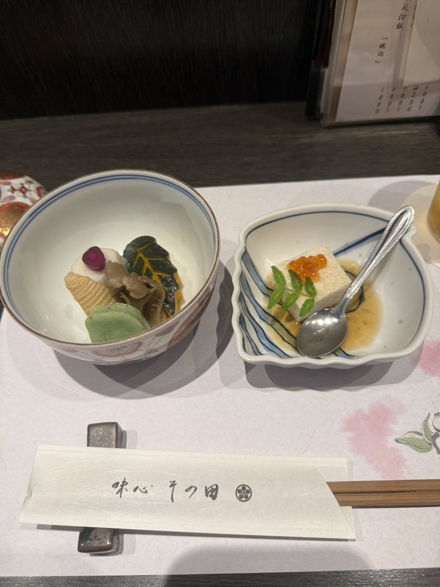 dogearist's tweet photo. ミナミで昭和な空気感残った居酒屋見つけた。包丁仕事がきれい😆 https://t.co/nF5RuXNfa9