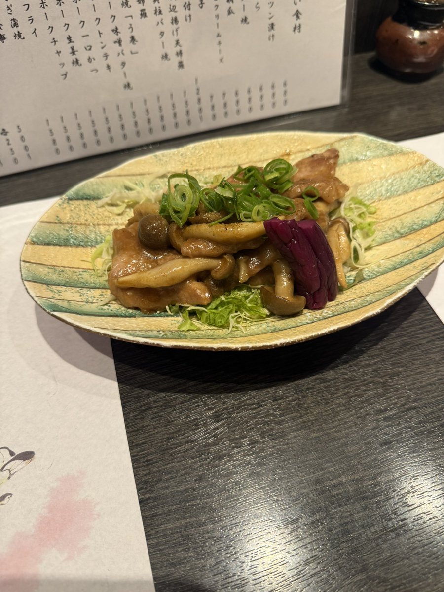 dogearist's tweet photo. ミナミで昭和な空気感残った居酒屋見つけた。包丁仕事がきれい😆 https://t.co/nF5RuXNfa9