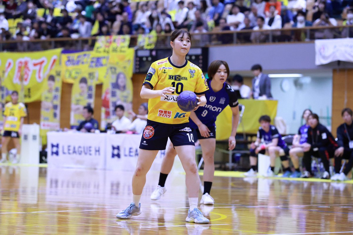 HC_nagoya's tweet photo. 📸 𝑮𝑨𝑴𝑬 𝑷𝑯𝑶𝑻𝑶 📸

1️⃣No.17 夏堀郁音 @hcnagoya_17 
2️⃣No.10 中村千友
3️⃣No.55 樋口怜於奈 @bu__u2 
4️⃣No.19 佐藤那有 @0705stny 

🎉ファン感謝祭💛
🗓️6/28日 10:00-12:30
📍ブラザー体育館
🔗申し込み💁🏻‍♂️ (5/31〆切)
https://t.co/d6tkumgrmC…

#HC名古屋 #ハンドボール https://t.co/cU6m23OCZf