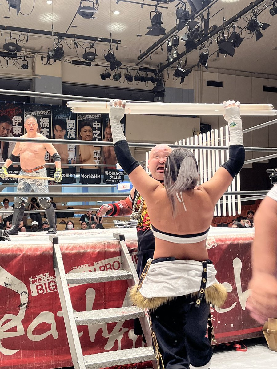 polestarnancy's tweet photo. 大日本プロレス後楽園2026.5.25

メイン  蛍光灯100本タッグデスマッチ
アブドーラ小林・×高橋匡哉VS伊東竜二・◯山下りな
※蛍光灯2面
山下さん最高🔥隠れて後ろから仕掛けるのも2人とも上げるのも伊東さんに負けず劣らずドイヒーなのも良き
アブ小さんはやりずらいのかな？

#bjw https://t.co/2FwiI92wsz