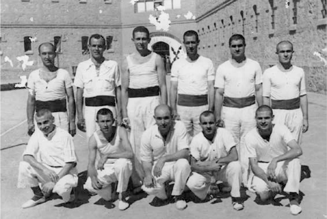 vicentbaydal's tweet photo. Pilotaris en la Presó Model de València en 1940. La pilota va ser l'esport més practicat pels presoners republicans a les presons franquistes valencianes. El segon per l'esquerra, dret, és el Tio Pena, que pocs anys després, en 1947, construiria el trinquet de Massamagrell. https://t.co/0uLQQP0EOq